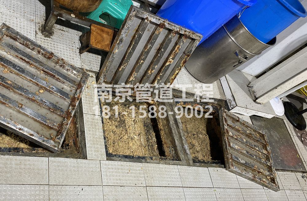 278营防村城管中队食堂隔油池清理